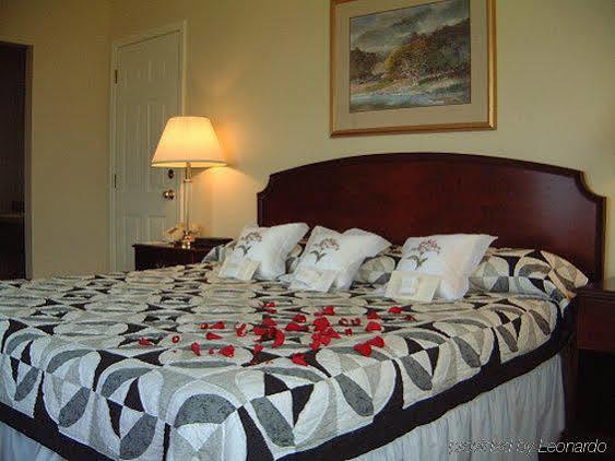 Bridgeview Motel Mackinaw City Room photo